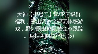 吸烟的风骚小女人露脸跟小哥激情啪啪，胸口的发财很迷人，让小哥舔逼口交大鸡巴，抽着小烟草着逼精彩又刺激