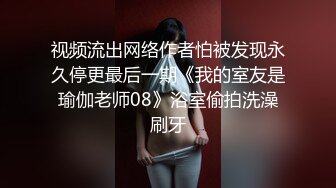 真实趴窗偷窥隔壁家小妹洗澡吹头发