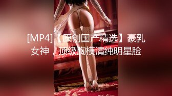 约了一个白衣修身牛仔裤美女，纯纯冷艳气质搂住就亲吻揉捏，脱掉衣服这情趣透视丝袜内衣马上就猛烈操啊